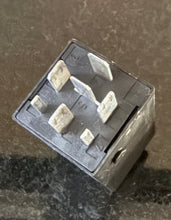 BMW Hazard Relay  61361388546  12V  61.36-1 388 546   7-pin Relay